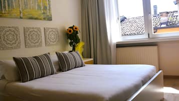 Habitación romántica | Ropa de cama hipoalergénica, edredones de plumas, minibar y caja fuerte
