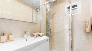 Shower, hair dryer, towels - Beautiful Villa Milena with swimming pool (Crveni Vrh)