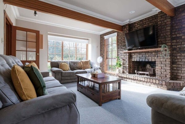 Smart TV, chimenea, mesa de ping pong