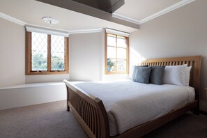 4 bedrooms, free WiFi, bed sheets