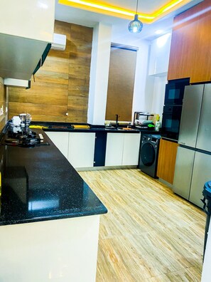 Apartment | Private kitchen | Fridge, microwave, oven, stovetop - Impeccable 2-bed Apartment in Lekki With Snooker (Lekki)