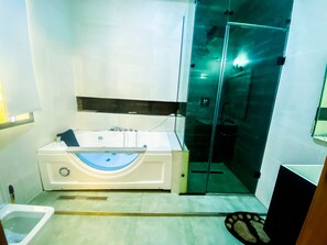 Apartment | Bathroom - Impeccable 2-bed Apartment in Lekki With Snooker (Lekki)