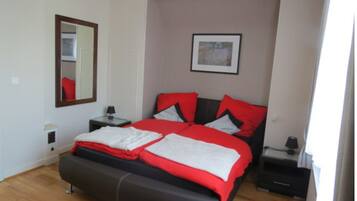 4 slaapkamers, een strijkplank/strijkijzer, reisbedje, gratis wifi