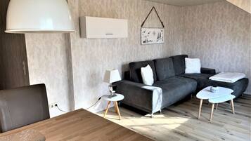 Smart-TV, DVD-Player, Bücher, Stereoanlage