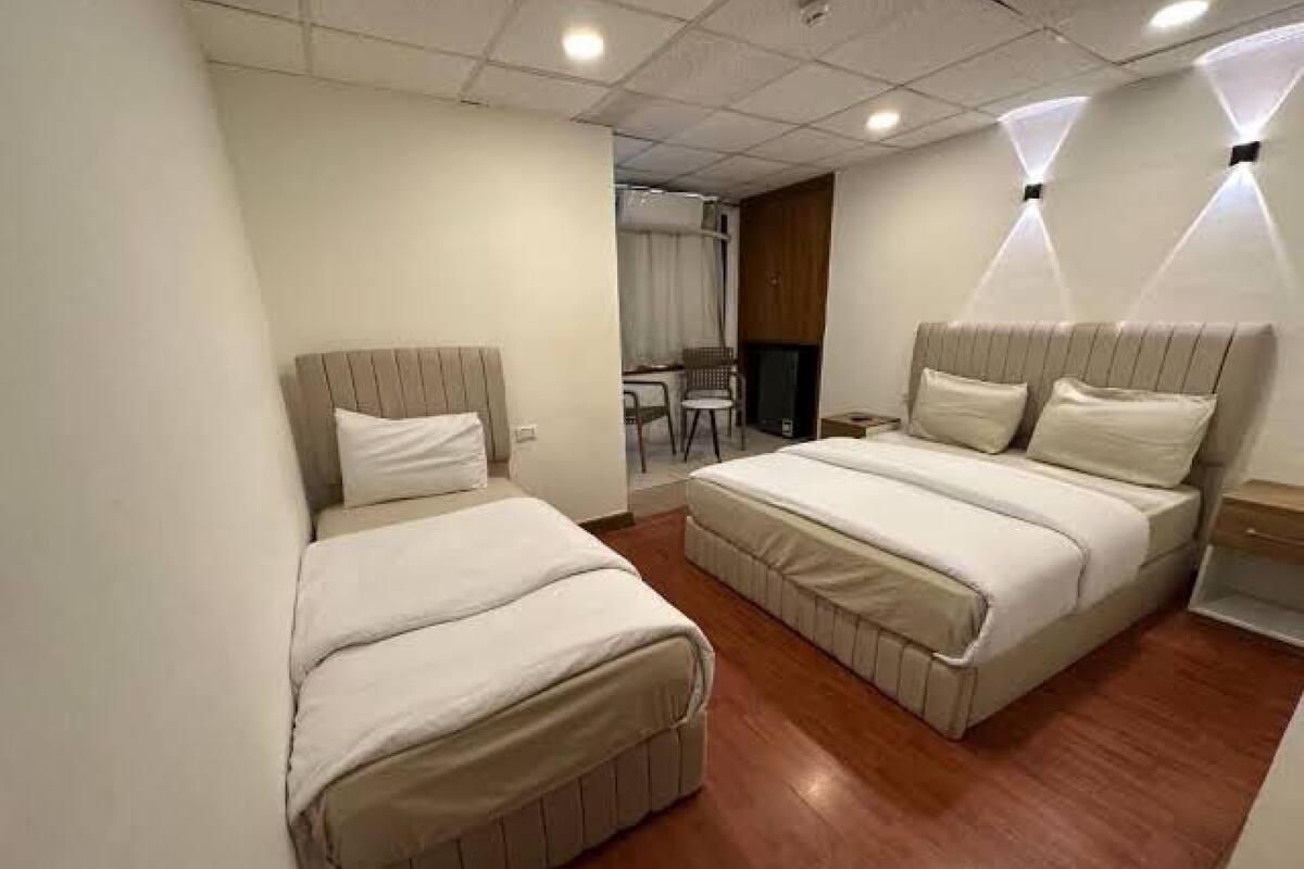 Suite estudio, baño privado, vista a la ciudad | 1 habitación, artículos del minibar gratis y cortinas blackout