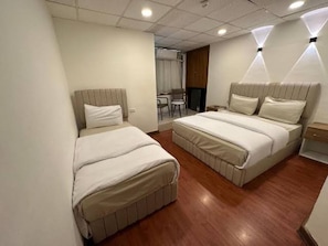 Suite monolocale, bagno privato, vista città | Minibar (con alcuni snack e alcune bevande gratis), tende oscuranti