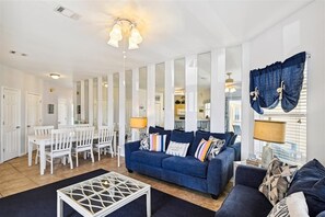 コンドミニアム 2 ベッドルーム | リビング エリア