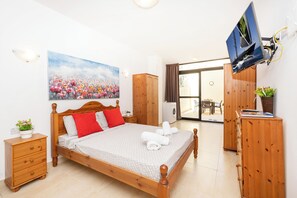 1 bedroom, desk, free WiFi, bed sheets - Sea Bliss Maisonette on the ground floor close to sea - by Getawaysmalta (San Pawl il-Bahar)