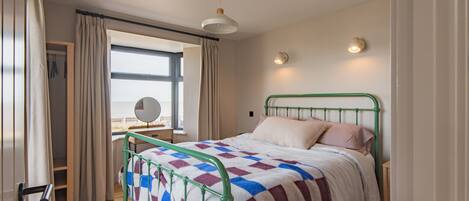 4 bedrooms, desk, iron/ironing board, WiFi