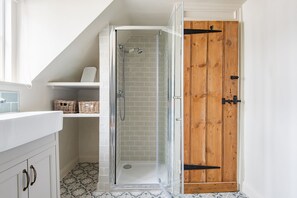 Bathtub, hair dryer - Charming cottage by the sea - Coop's Landing (Deal)