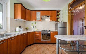 Fridge, oven, stovetop, dishwasher