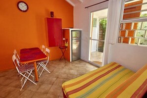 1 chambre, fer et planche à repasser, lit de bébé portatif