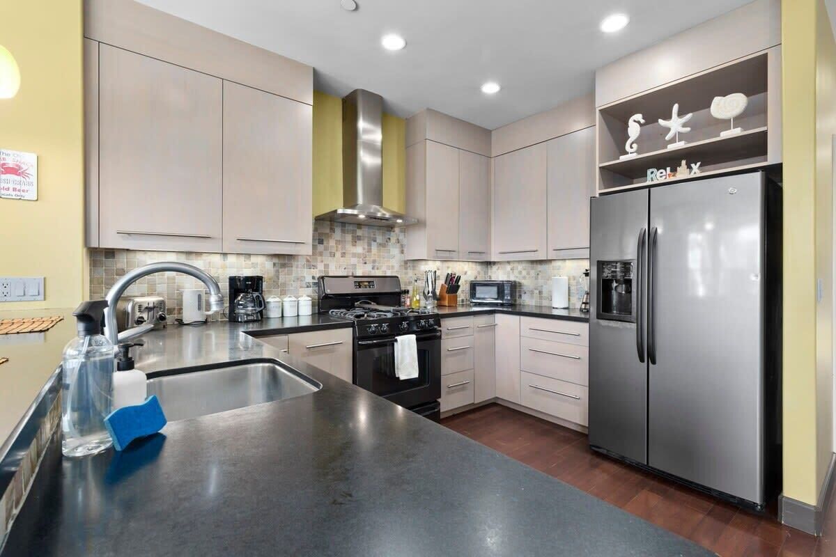 Coffee/tea maker, fridge, microwave, oven