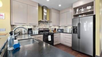 Coffee/tea maker, fridge, microwave, oven