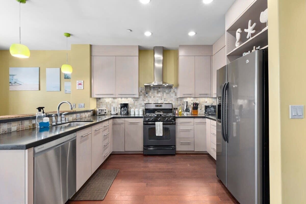 Coffee/tea maker, fridge, microwave, oven