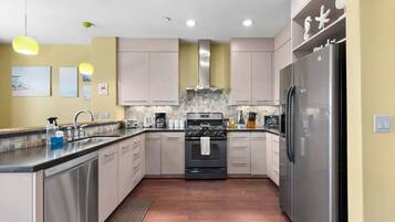 Coffee/tea maker, fridge, microwave, oven