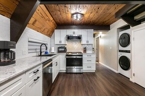 Fridge, oven, stovetop, dishwasher