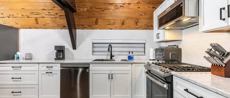 Frigorífico, horno, placa de cocina y lavavajillas