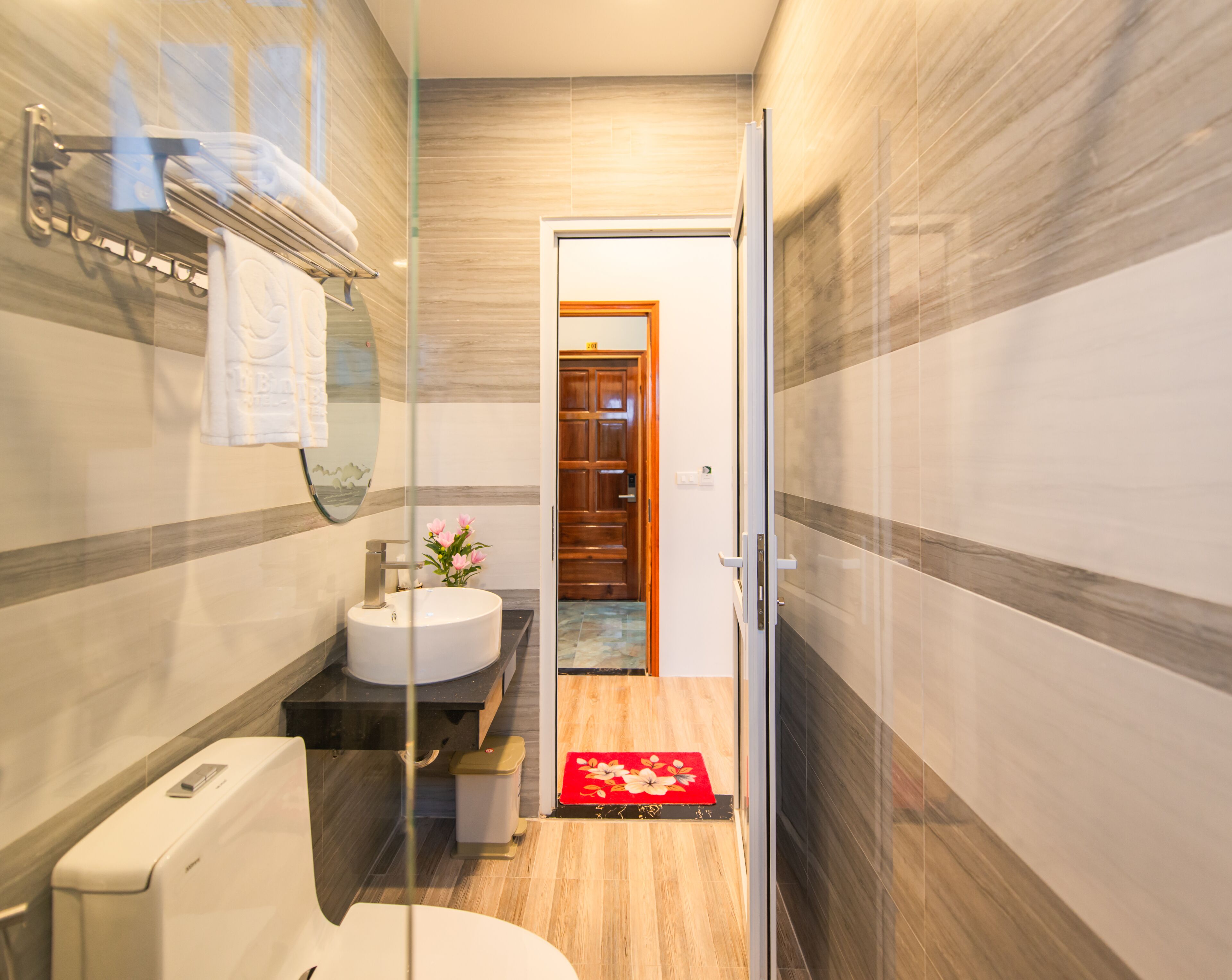 Douche, douche hydromassante, articles de toilette gratuits