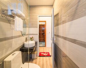 Shower, hydromassage showerhead, free toiletries, hair dryer