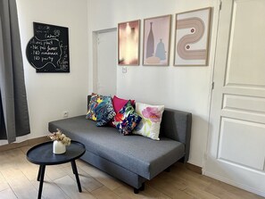 Smart TV, books - TABIxTOTORO✅1BR Mountain View+Parking/Wifi/Linens (Thiers)