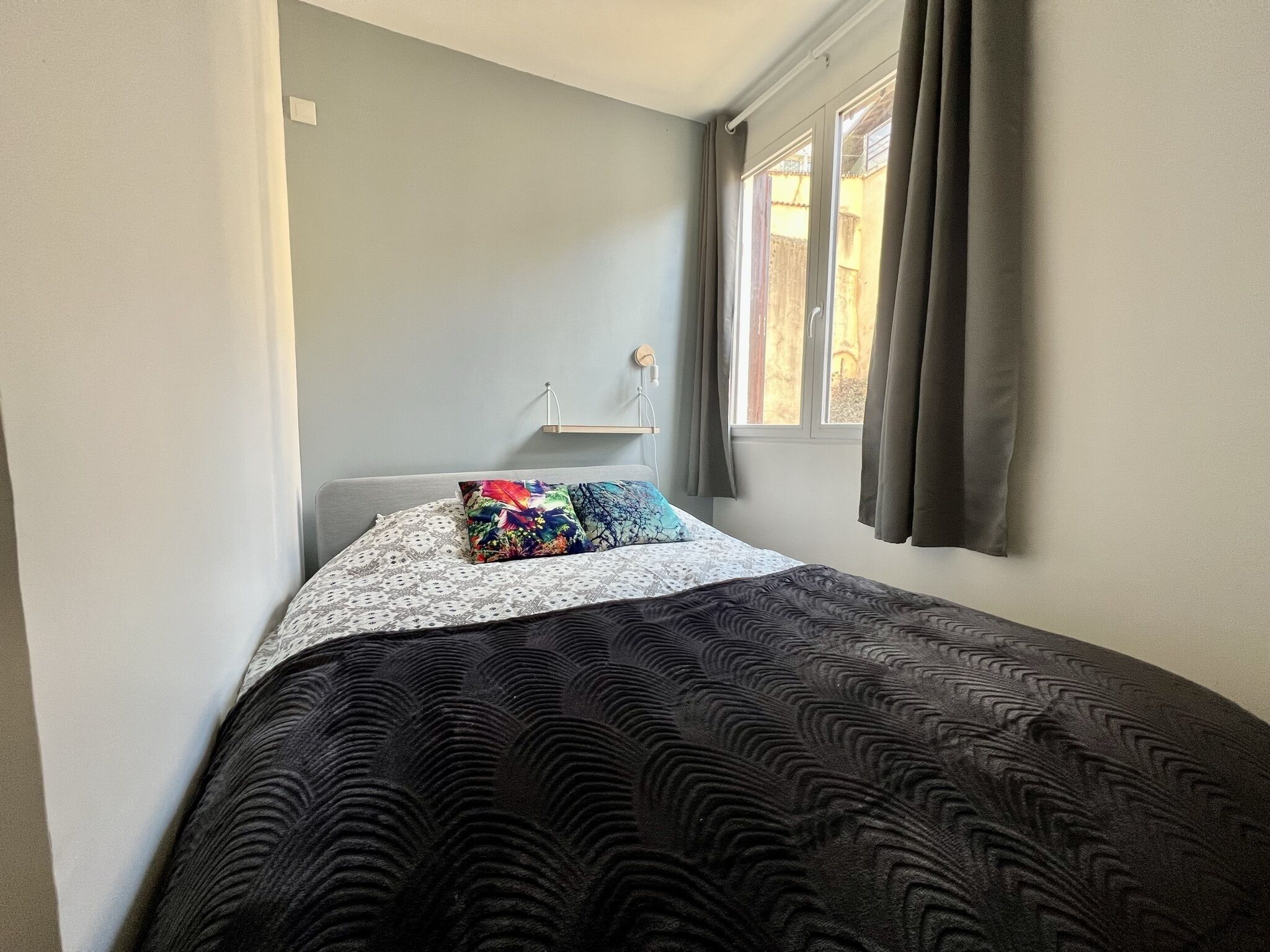 1 間睡房、房內夾萬、書桌、可攜式嬰兒床