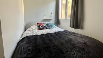 1 slaapkamer, een kluis op de kamer, een bureau, reisbedje