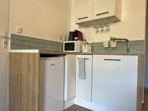 Fridge, microwave, stovetop, coffee/tea maker - TABIxTOTORO✅1BR Mountain View+Parking/Wifi/Linens (Thiers)