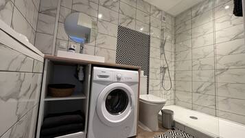 Een douche, een haardroger, handdoeken, zeep