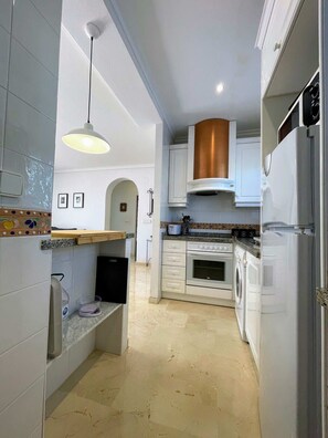 Refrigerador, horno, parrilla de estufa y tostadora 