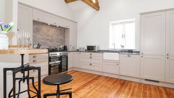 Frigorífico, lavavajillas, hervidor eléctrico y tostadora