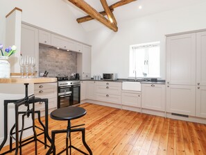 Fridge, dishwasher, electric kettle, toaster - Adas Hideaway (Kendal)