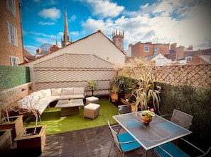 Outdoor dining - Superbly Located Handsome Georgian Townhouse - Pass the Keys (Shrewsbury)