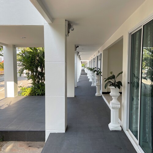 Ivory House Sriracha