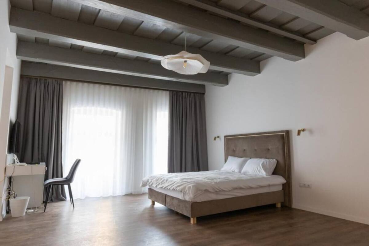 Ein Schlafzimmer mit einem Bett, einem Schreibtisch und einem Stuhl.