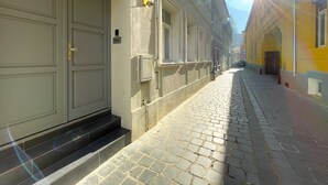 A narrow cobblestone street with a building labeled "RICHTER RESIDENCE Nr. 7". - Richter Residence (Brasov)