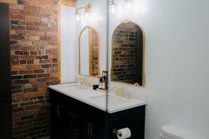 Douche, sèche-cheveux, serviettes fournies, shampoing