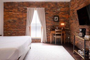 1 Schlafzimmer, hochwertige Bettwaren, Schreibtisch