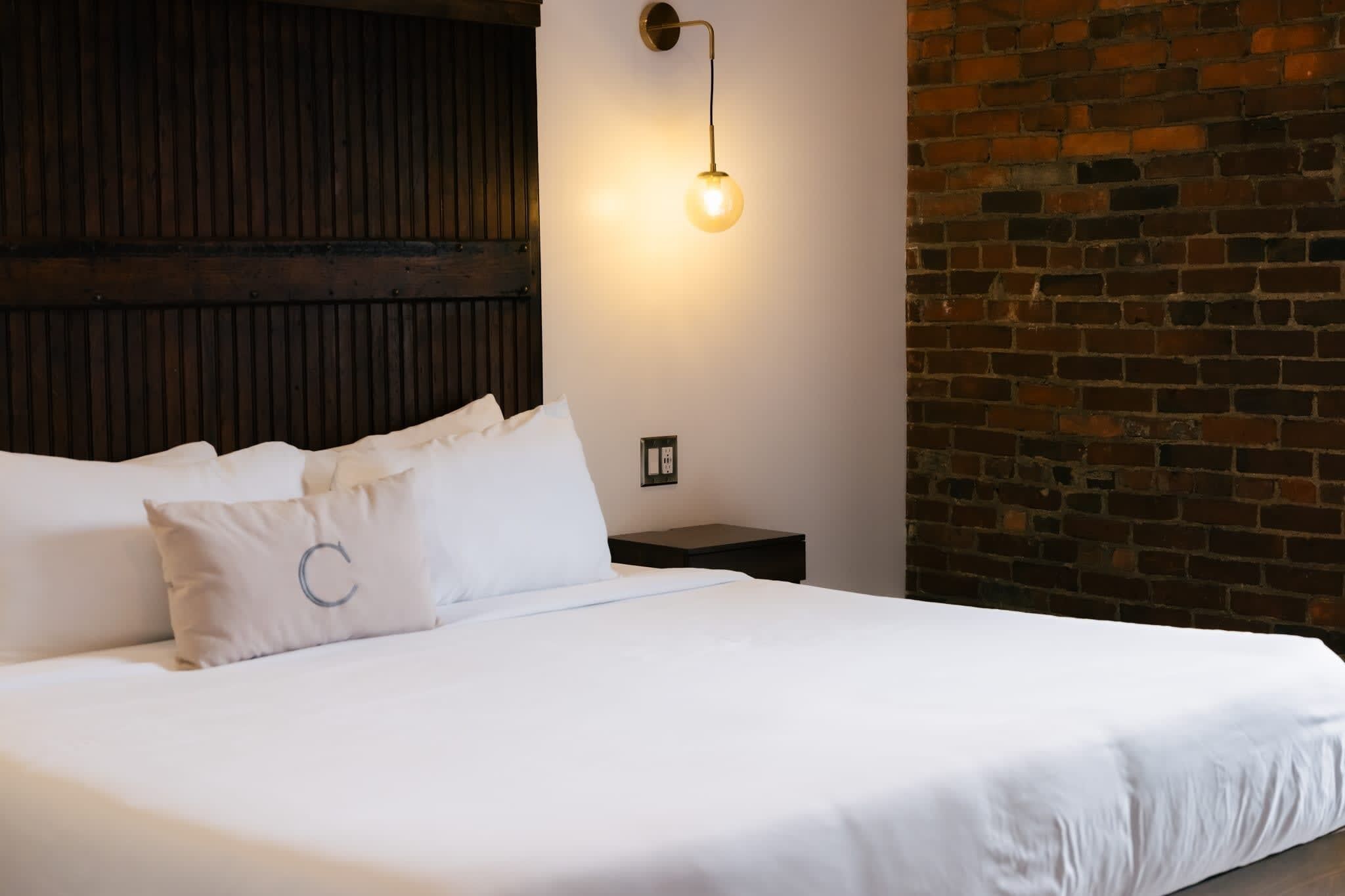 1 makuuhuone, ylelliset vuodevaatteet, työpöytä, silitysrauta/-lauta