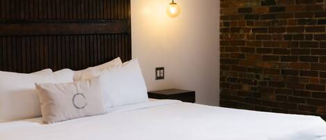 1 makuuhuone, ylelliset vuodevaatteet, työpöytä, silitysrauta/-lauta