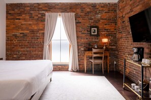 1 Schlafzimmer, hochwertige Bettwaren, Schreibtisch