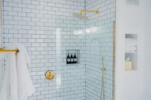 Een douche, een haardroger, handdoeken, shampoo