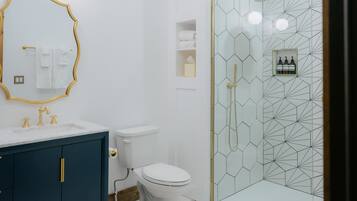 Douche, sĂšche-cheveux, serviettes fournies, shampoing