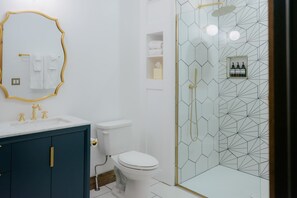 Douche, sèche-cheveux, serviettes fournies, shampoing