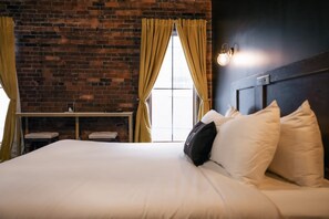 1 bedroom, premium bedding, iron/ironing board, WiFi - Midnight on Main Suite 203 at The Chandler Hotel (Madison)