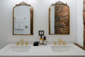 Dusj, hårføner, håndklær og sjampo