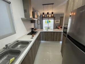 Microondas, parrilla de estufa, licuadora y utensilios de cocina 