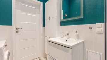 Studio, Kitchen | Bathroom | Shower, towels