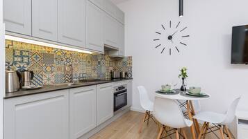 Dishwasher, cookware/dishes/utensils, freezer