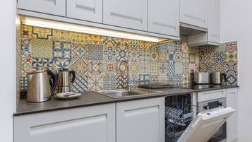 Dishwasher, cookware/dishes/utensils, freezer